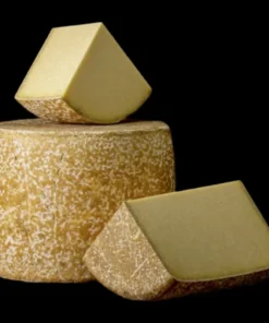 Alternative view of Meule cantal entre deux AOP Lait Cru